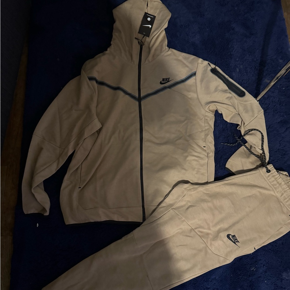 I’m selling a Nike tech jogging suit